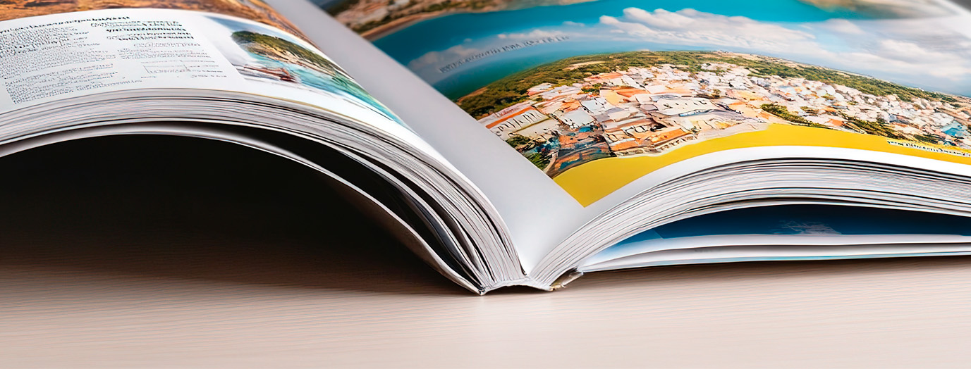Magazine imprimé ouvert avec reliure dorée